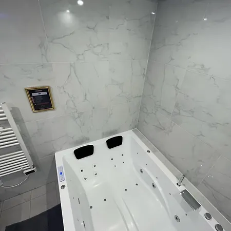 & Jacuzzi - Stade De France Love hotel *