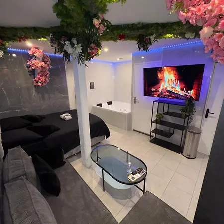 & Jacuzzi - Stade De France Love hotel